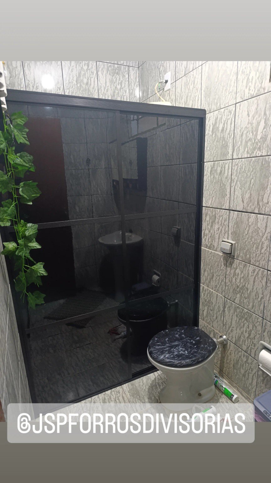 Divisória com vidro escuro